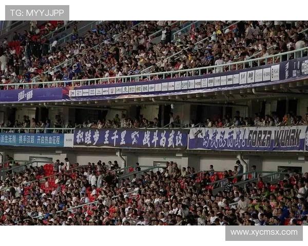 武汉三镇激战全城 球迷热情高涨共迎本赛季巅峰对决